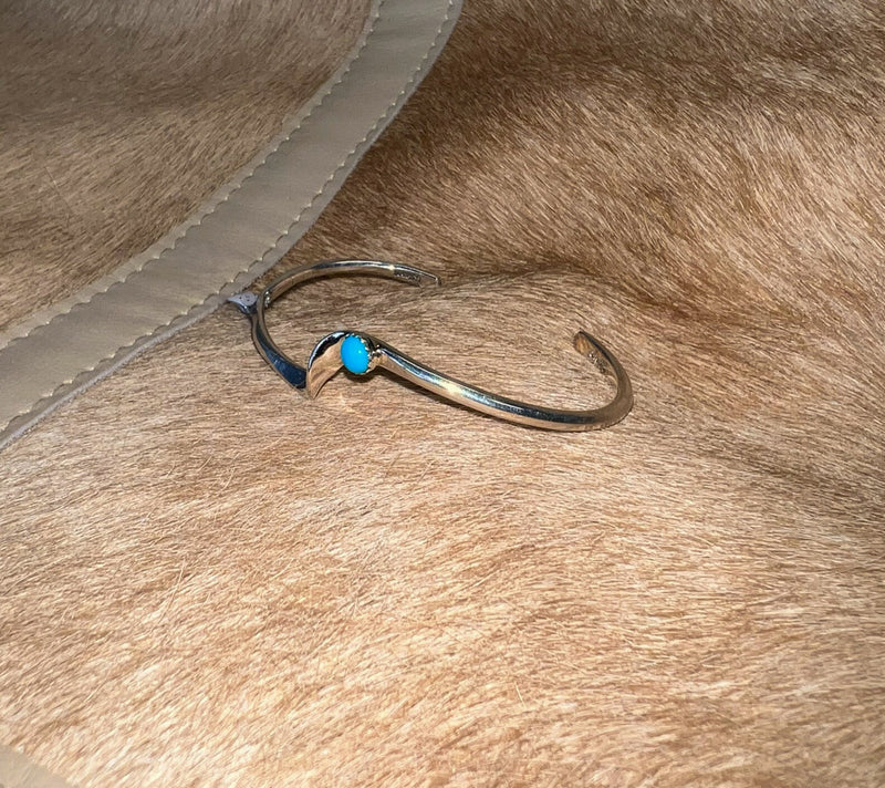 Silver swerve bracelet with single turquoise